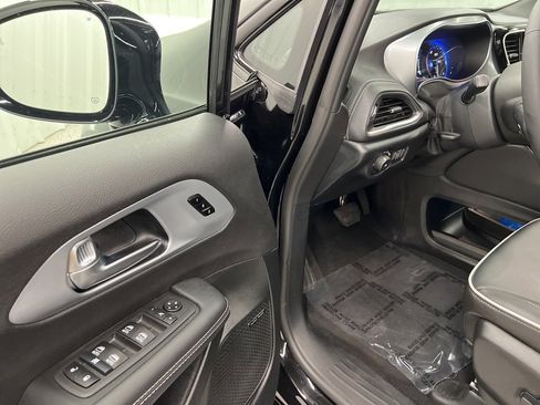 Used 2026 Chrysler Pacifica Limited w/ Uconnect Theater Family Group image 19