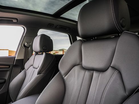 Certified 2024 Audi Q5 e Premium Plus image 10