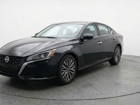 Used 2025 Nissan Altima 2.5 SV image 3