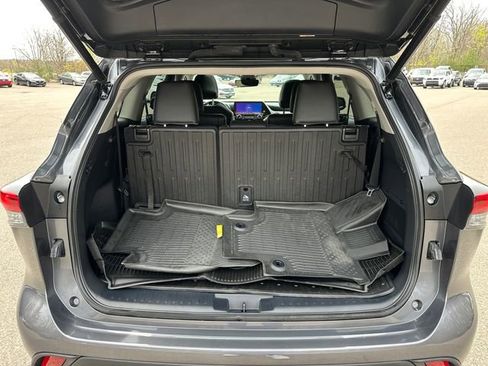 Used 2023 Toyota Highlander XLE AWD/4WD image 13