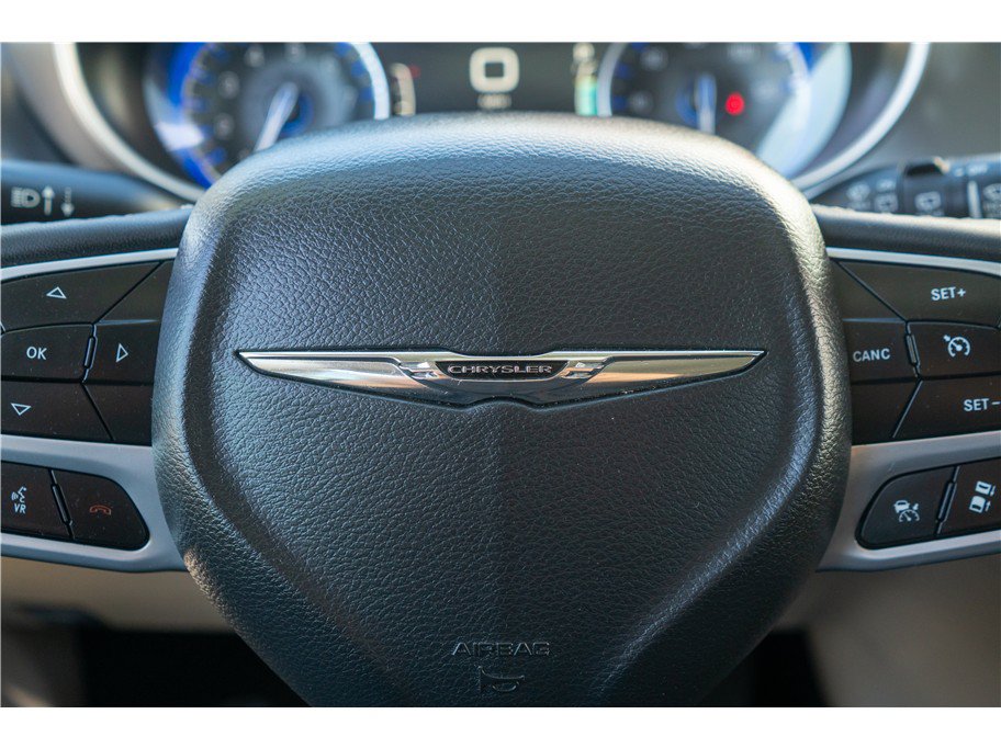 Used 2023 Chrysler Pacifica Touring-L FWD image 7