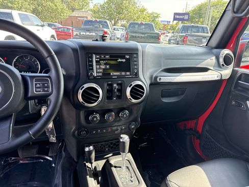 Used 2017 Jeep Wrangler Unlimited Sahara w/ Connectivity Group AWD/4WD image 32