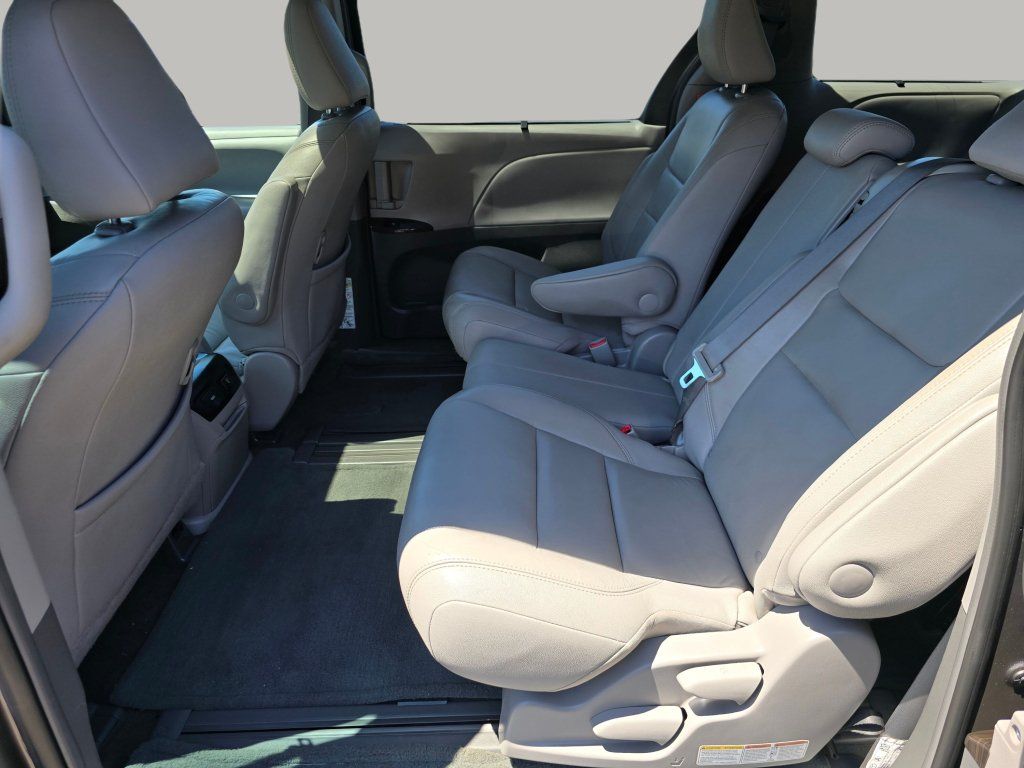 Used 2017 Toyota Sienna XLE Premium FWD image 28