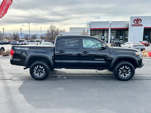 Used 2017 Toyota Tacoma TRD Off-Road w/ Premium & Technology Package image 6