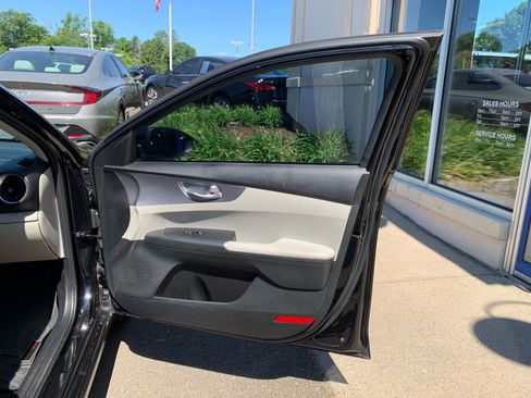 Used 2022 Kia Forte LXS FWD image 31