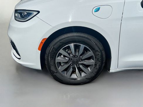 Used 2024 Chrysler Pacifica Limited FWD image 35