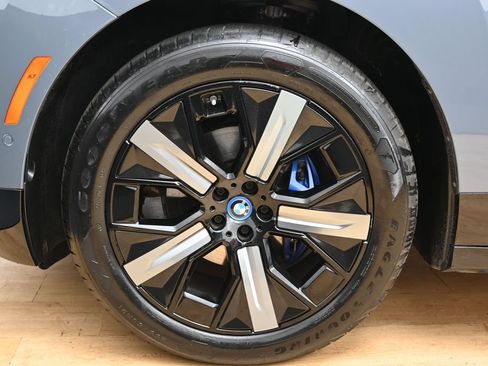 Used 2022 BMW iX xDrive50 w/ Premium Package AWD/4WD image 10