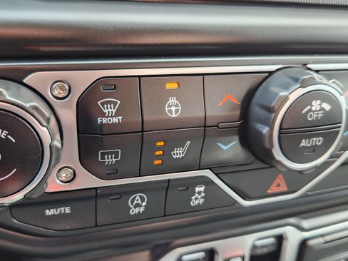 Used 2018 Jeep Wrangler Unlimited Sahara AWD/4WD image 21