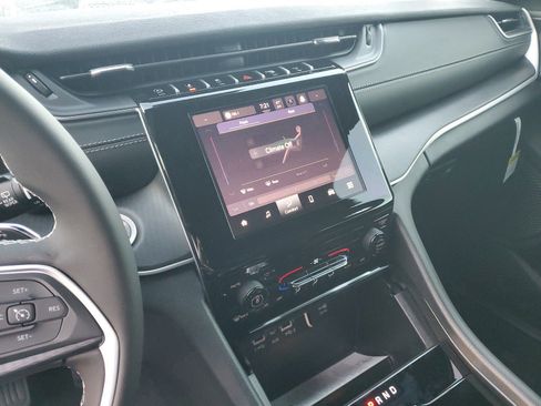 New 2025 Jeep Grand Cherokee L Laredo image 13