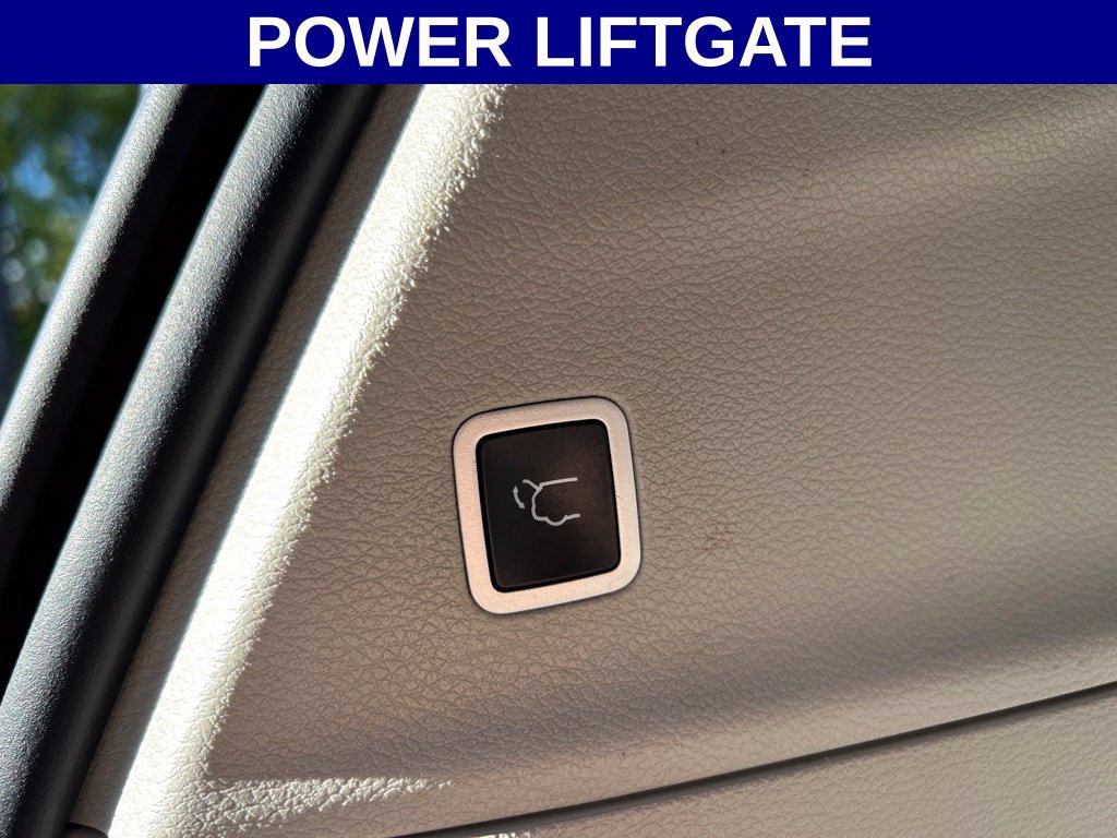 Used 2021 Chrysler Pacifica Touring-L w/ Uconnect Theater Family Group FWD image 19