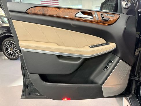 Used 2013 Mercedes-Benz GL 550 4MATIC w/ On/Off-Road Pkg image 28