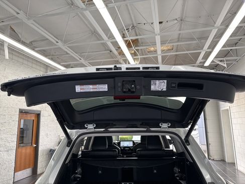 Used 2023 Toyota Highlander Limited image 10