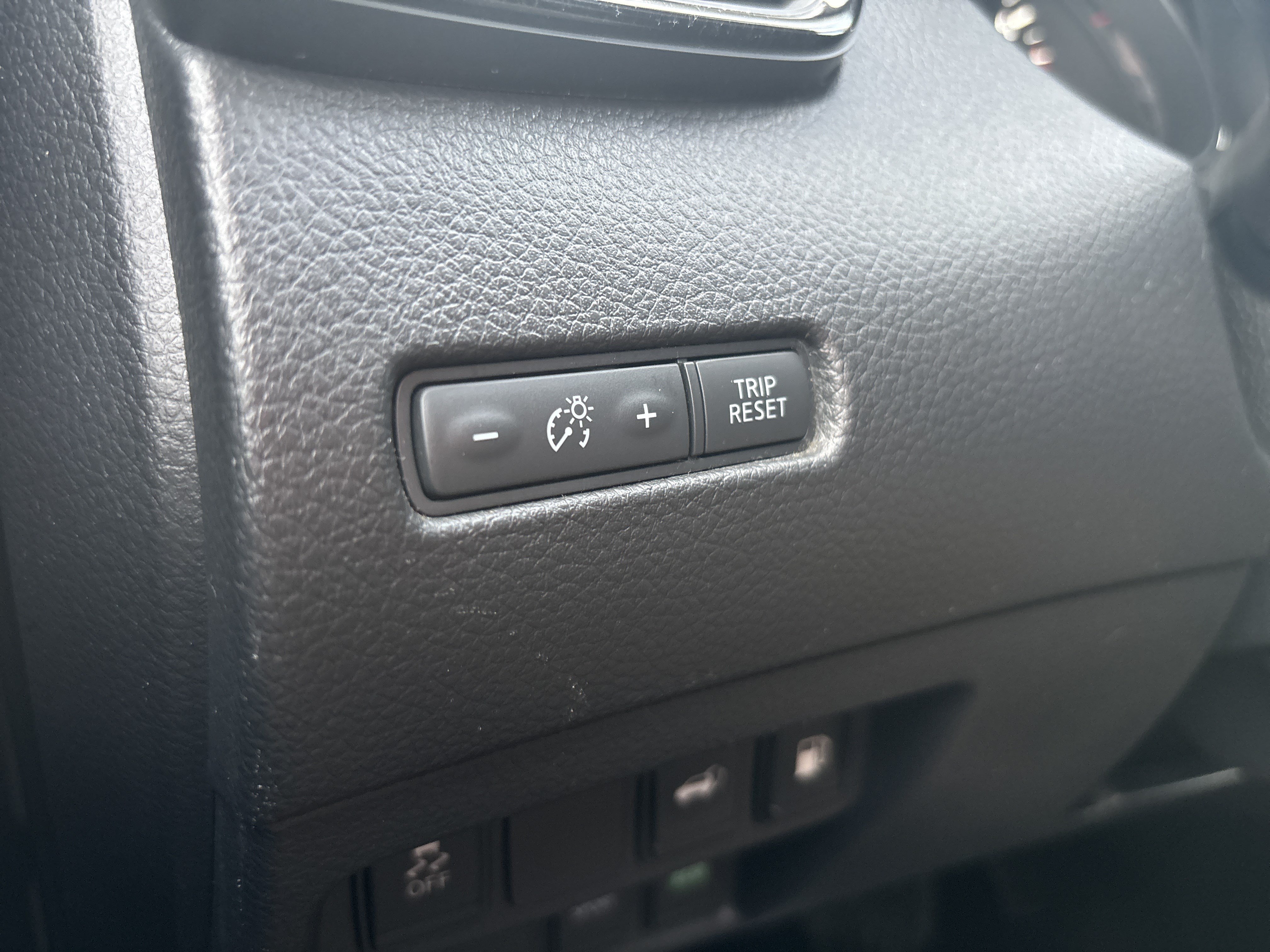 Used 2018 Nissan Rogue SV FWD image 20