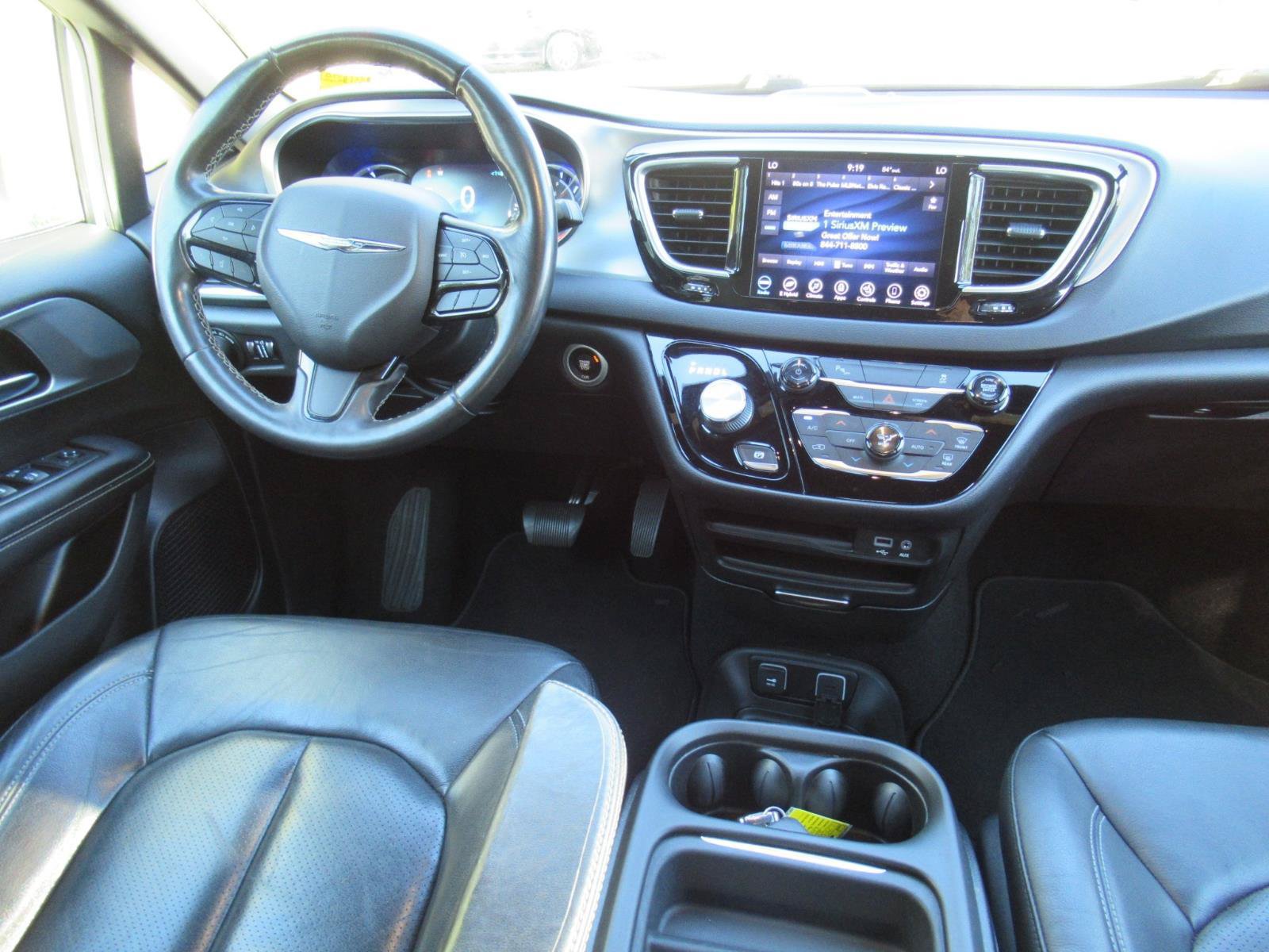 Used 2019 Chrysler Pacifica Touring-L w/ S Appearance Package FWD image 12