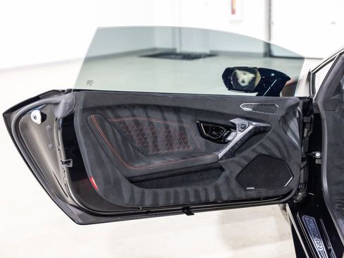 Used 2018 Lamborghini Huracan Performante image 31