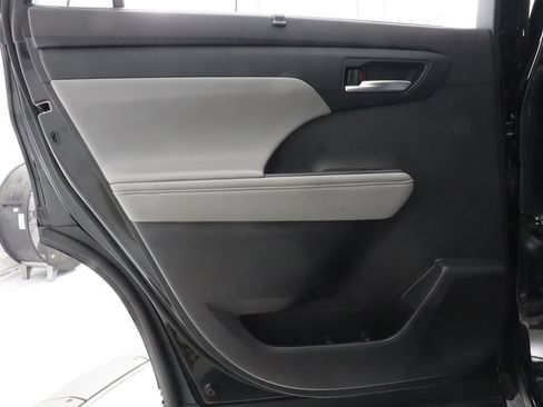 Used 2022 Toyota Highlander XLE AWD/4WD image 41