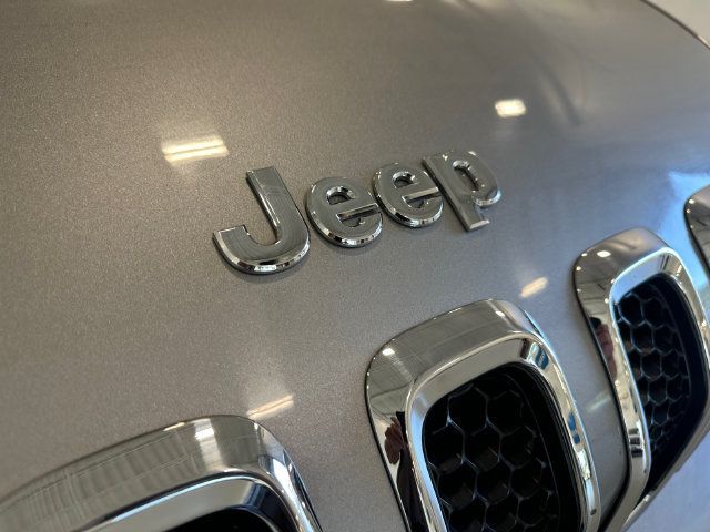 Used 2017 Jeep Cherokee Limited AWD/4WD image 32