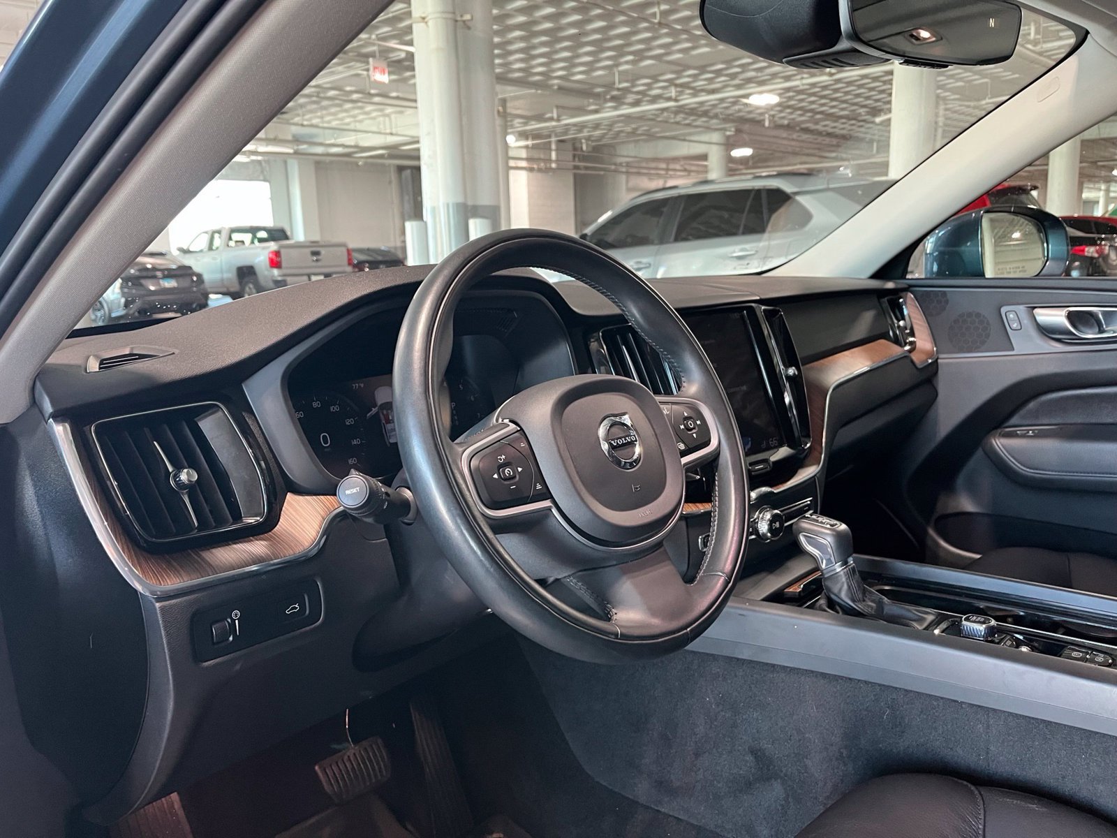Used 2021 Volvo XC60 T6 Momentum w/ Premium Package AWD/4WD image 18