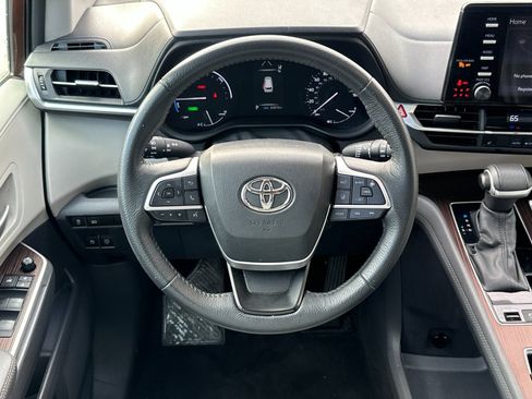 Used 2023 Toyota Sienna XLE image 13