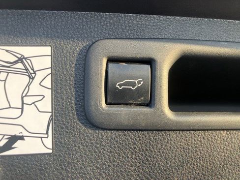 Used 2023 Toyota Highlander Limited image 28