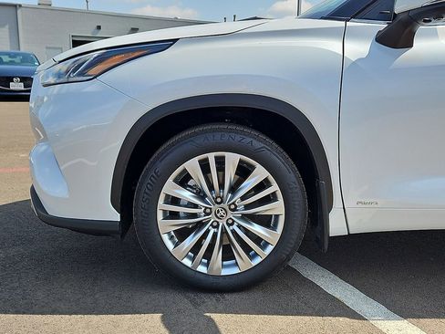 Used 2026 Toyota Highlander Platinum AWD/4WD image 7