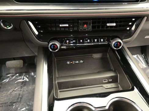 Used 2025 Chevrolet Suburban RST RWD image 10