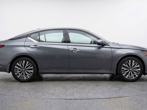 Used 2025 Nissan Altima 2.5 SV FWD image 11