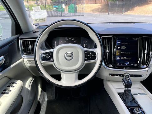 Used 2019 Volvo S60 T5 Momentum w/ Premium Package FWD image 8