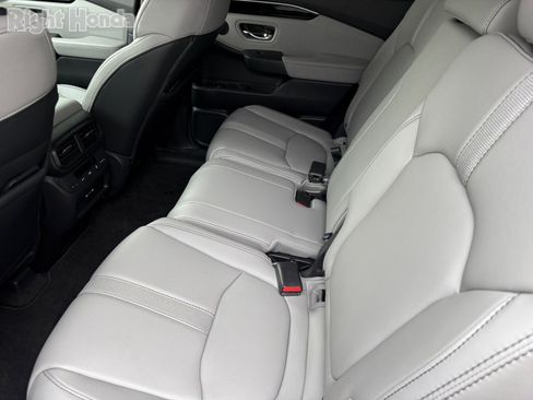 Certified 2025 Honda Pilot Touring image 7