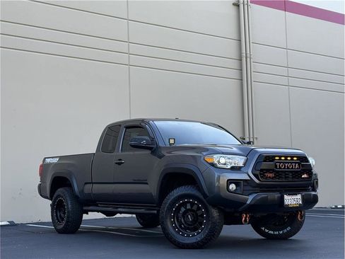 Used 2016 Toyota Tacoma TRD Off-Road w/ Premium & Technology Package image 32