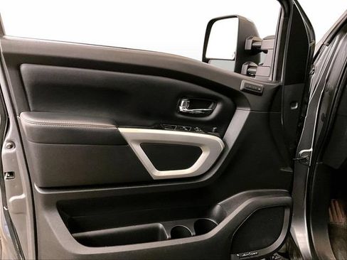 Used 2018 Nissan Titan SL w/ Chrome Package AWD/4WD image 22