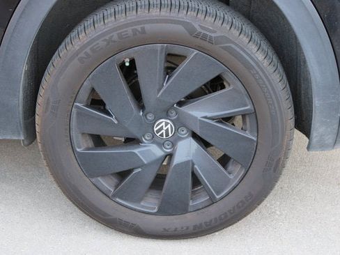 Used 2025 Volkswagen Atlas Cross Sport SE image 29