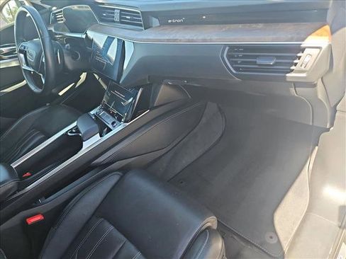 Used 2019 Audi e-tron Prestige w/ Prestige Package image 26