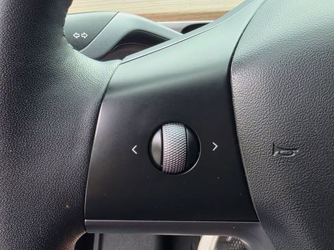Used 2022 Tesla Model Y Long Range AWD/4WD image 17