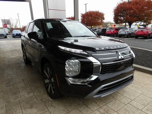 New 2025 Mitsubishi Outlander SE image 3