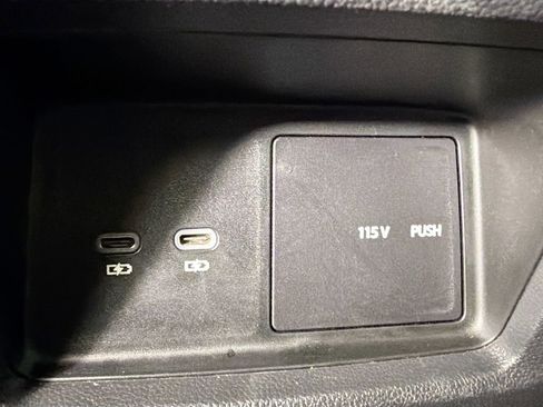 Used 2025 Volkswagen Atlas Cross Sport SE image 29