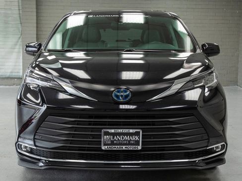 Used 2022 Toyota Sienna XLE image 5