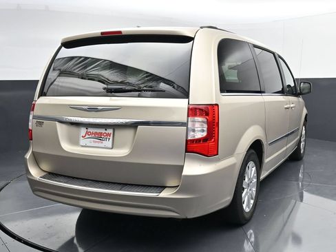 Used 2014 Chrysler Town & Country Touring FWD image 5