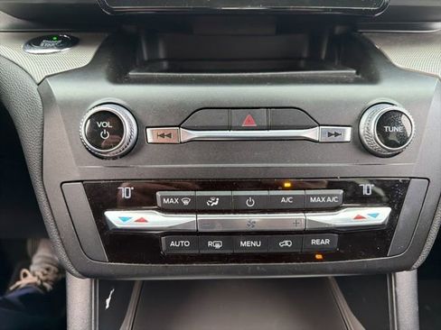 Used 2020 Ford Explorer XLT AWD/4WD image 19