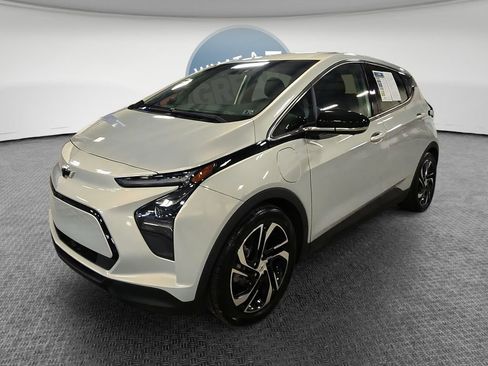 Used 2022 Chevrolet Bolt LT w/ Infotainment Package FWD image 9
