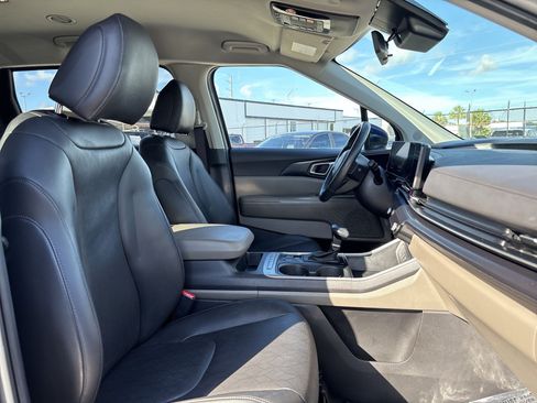 Used 2025 Kia Carnival FWD image 24
