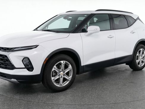 Used 2025 Chevrolet Blazer LT FWD image 3
