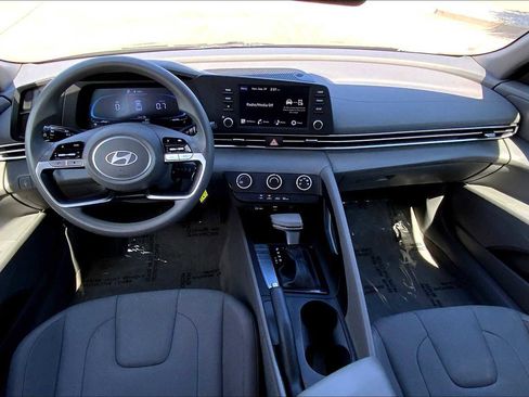 Used 2024 Hyundai Elantra SE image 13