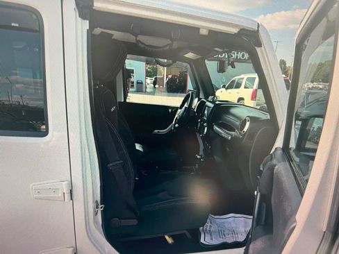 Used 2014 Jeep Wrangler Unlimited Rubicon AWD/4WD image 12