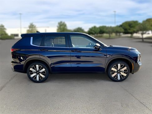 New 2025 Mitsubishi Outlander SE image 8