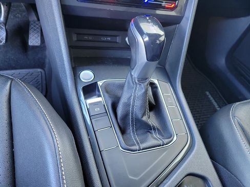 Used 2022 Volkswagen Tiguan SE w/ Panoramic Sunroof Package FWD image 28