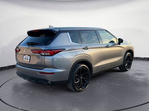 Used 2023 Mitsubishi Outlander SE Black Edition image 6