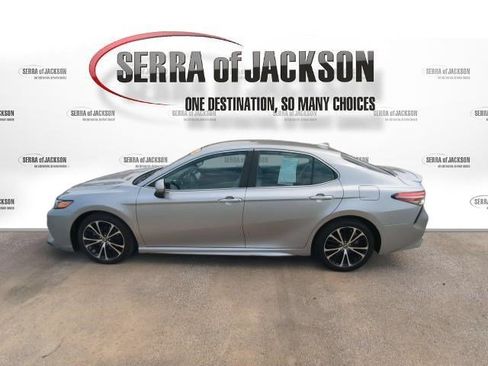 Used 2019 Toyota Camry SE FWD image 5