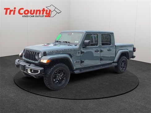 Used 2025 Jeep Gladiator Sport image 3