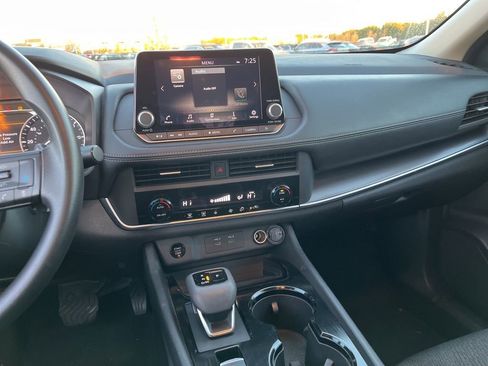 Used 2024 Nissan Rogue SV image 16